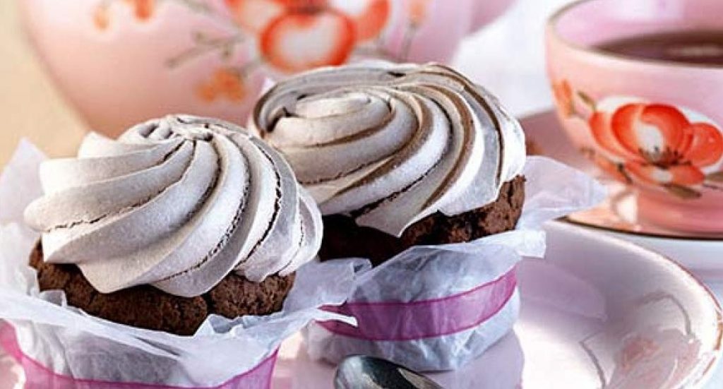 Schokoladen-cupcakes mit baiserhaube – Einfache Kochrezepte