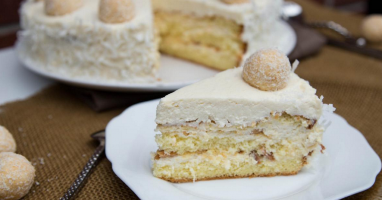Sahnige RAFFAELLO-Torte mit gehackten Mandeln, EISWAFFELN und zarten ...