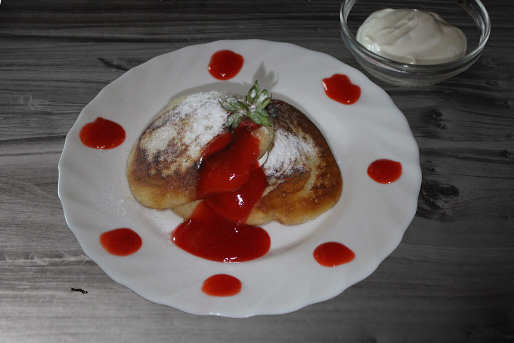 Pfannkuchen aus Sauerrahm mit Erdbeersoße – Einfache Kochrezepte